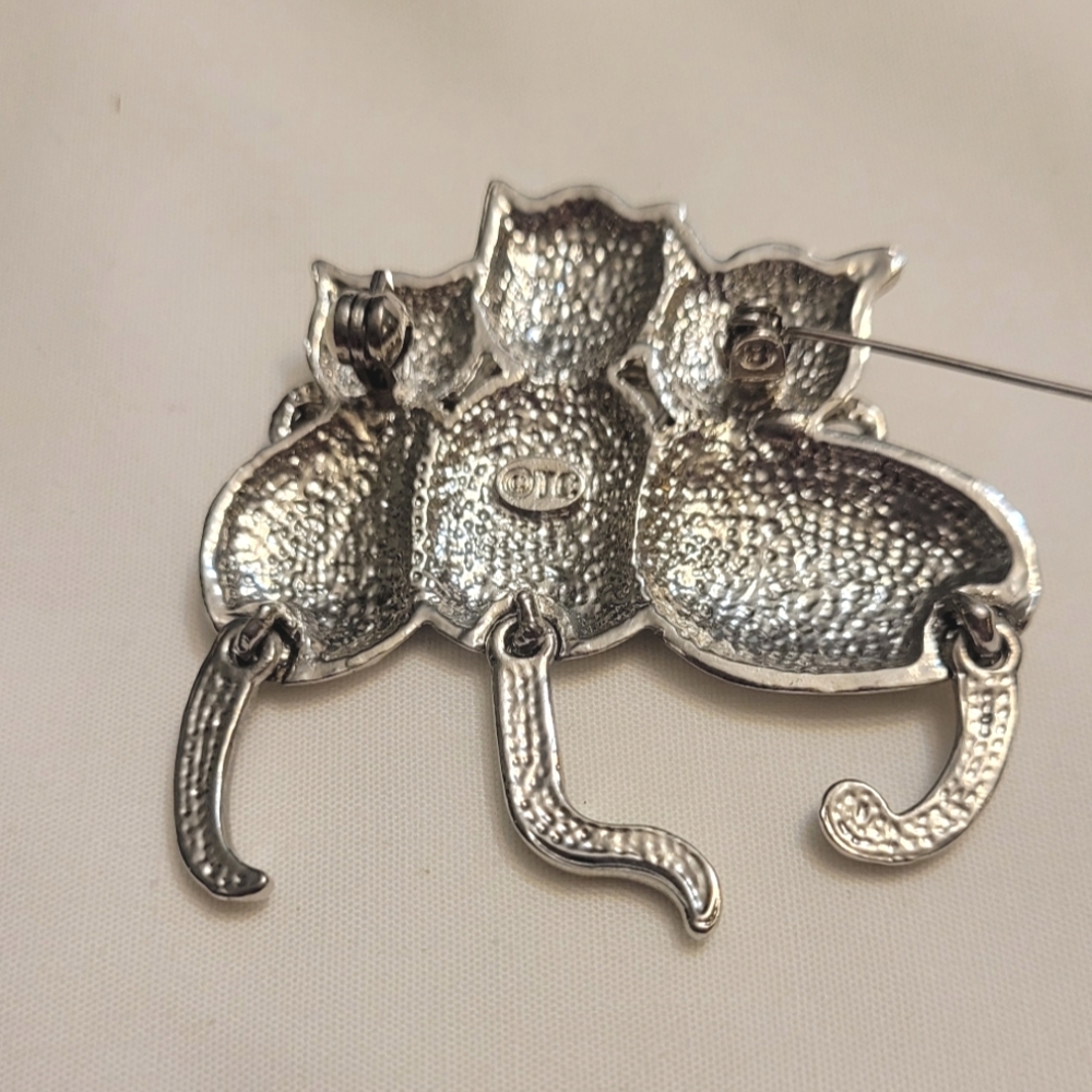 Vintage TC Trio of Cats Brooch - Picture 4 of 7